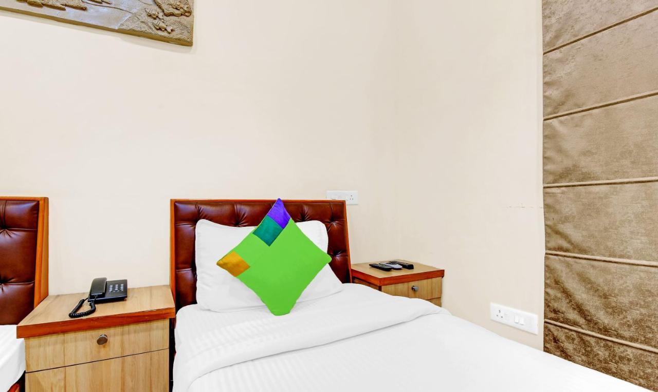 Treebo Sai Village Gold Souk - Sec 43 Gurgaon Exterior foto